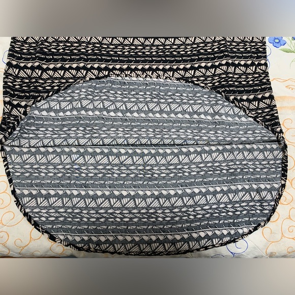 Black and tan geometric short sleeve tunic with cut out back from Dynamite - Picture 4 of 14